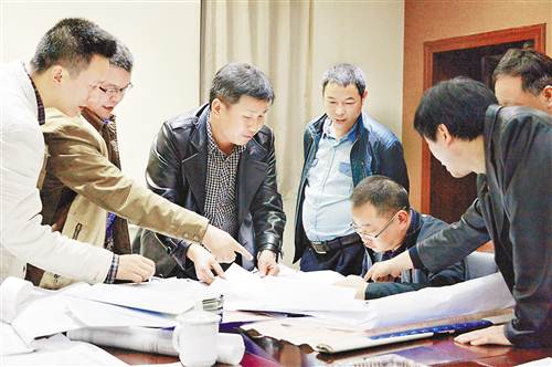 在煤礦全面安全體檢中，監(jiān)察人員檢查煤礦安全生產(chǎn)資料